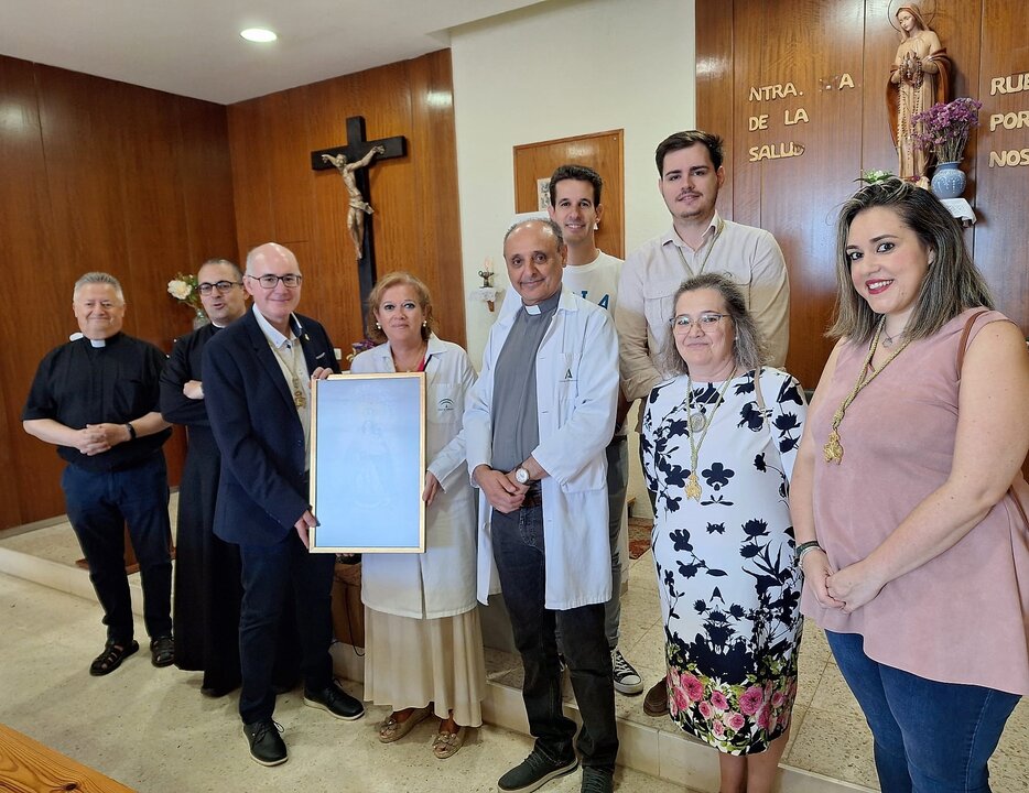 Entrega del cuadro de la Virgen del Socorro al Hospital Infanta Elena. Fuente: Hospital Infanta Elena