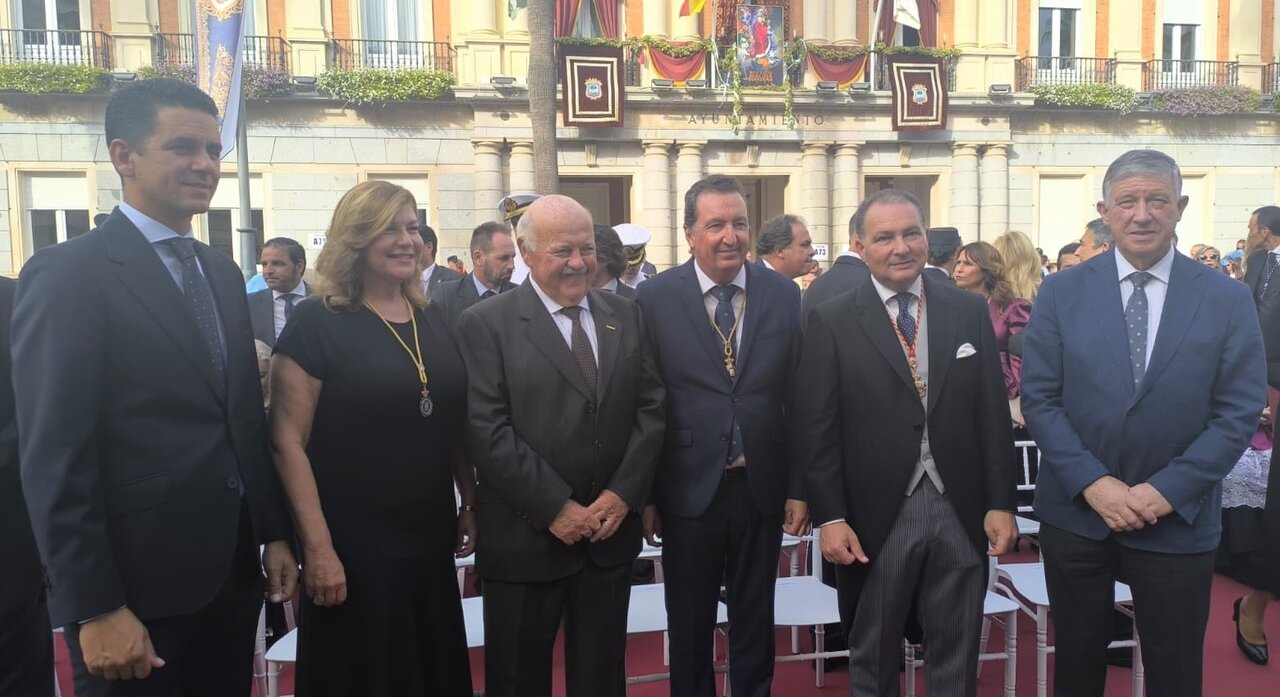 El presidente del Parlamento junto con otros cargos públicos