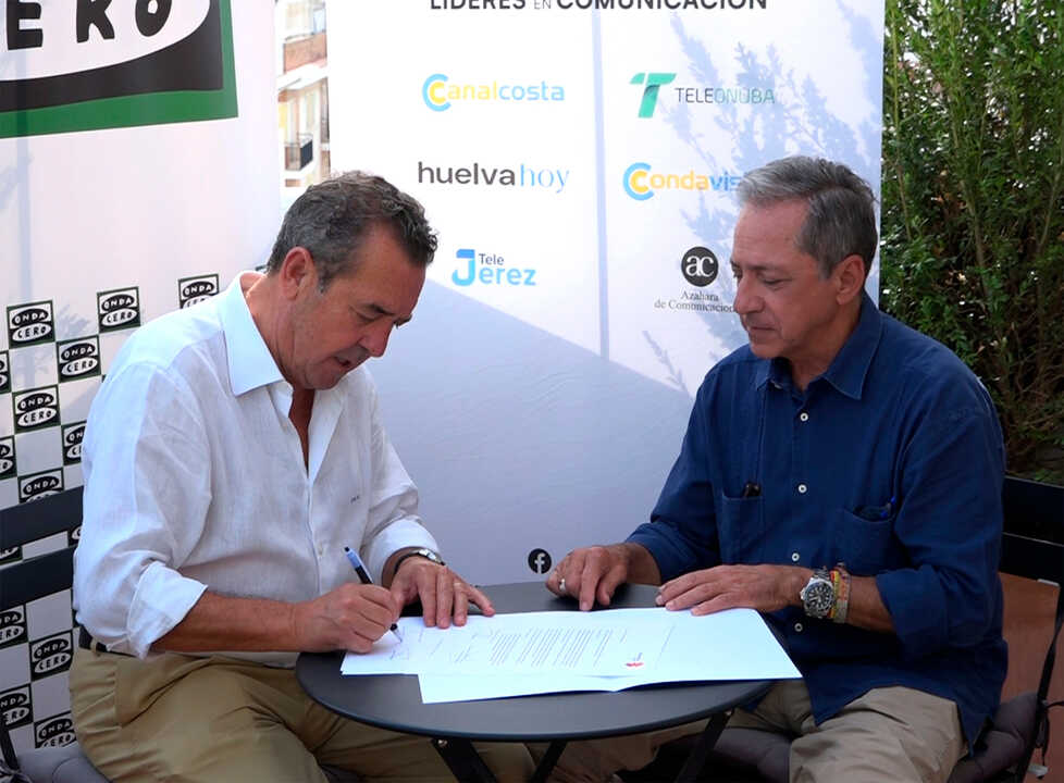 Firma del acuerdo entre los directivos de las empresas.