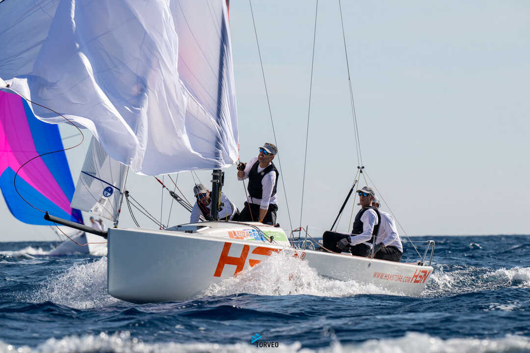 HSN Sailing Team” está formado  por Adolfo López en la proa, Ricardo Terrades en el trimming de las velas, Luis Martínez Doreste en la táctica y Javier Padrón en la caña. Fuente: Óscar Torveo