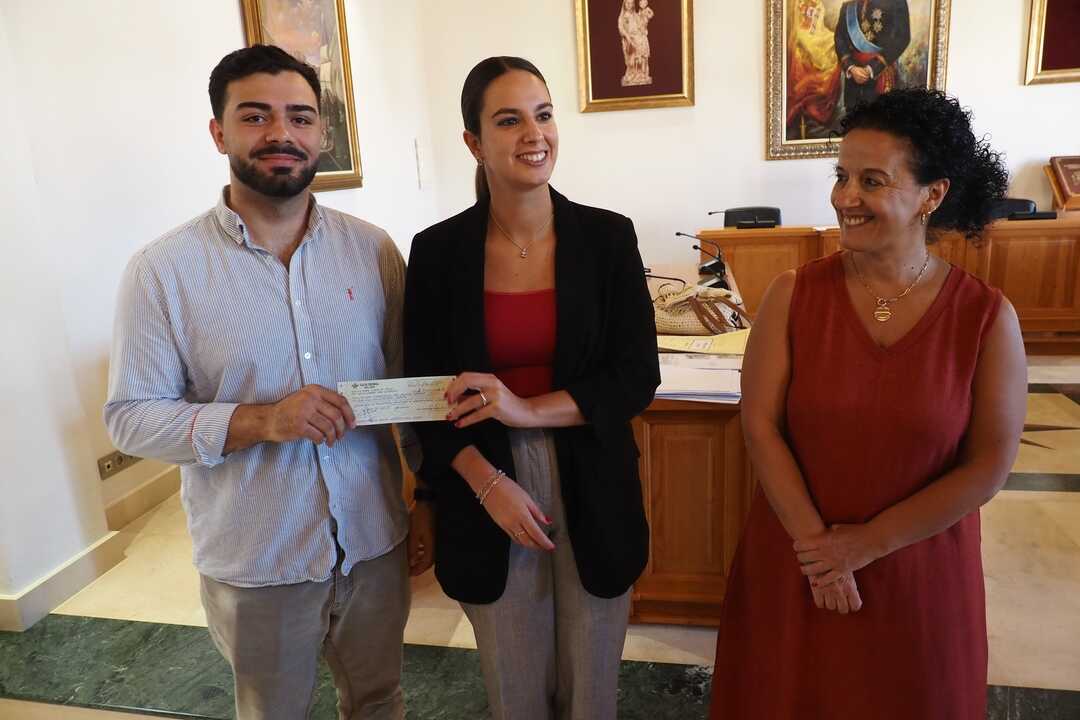 Entrega de una beca Erasmus. Fuente: Ayto. Palos