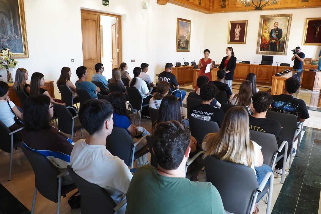 La alcaldesa Milagros Romero junto a los jóvenes palermos. Fuente: Ayto. Palos