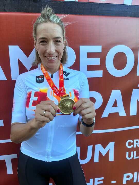 La onubense Sara Caballero con la medalla de oro