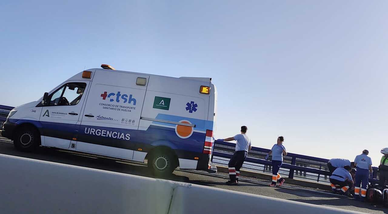Una de las ambulancias que acudieron al lugar del suceso
