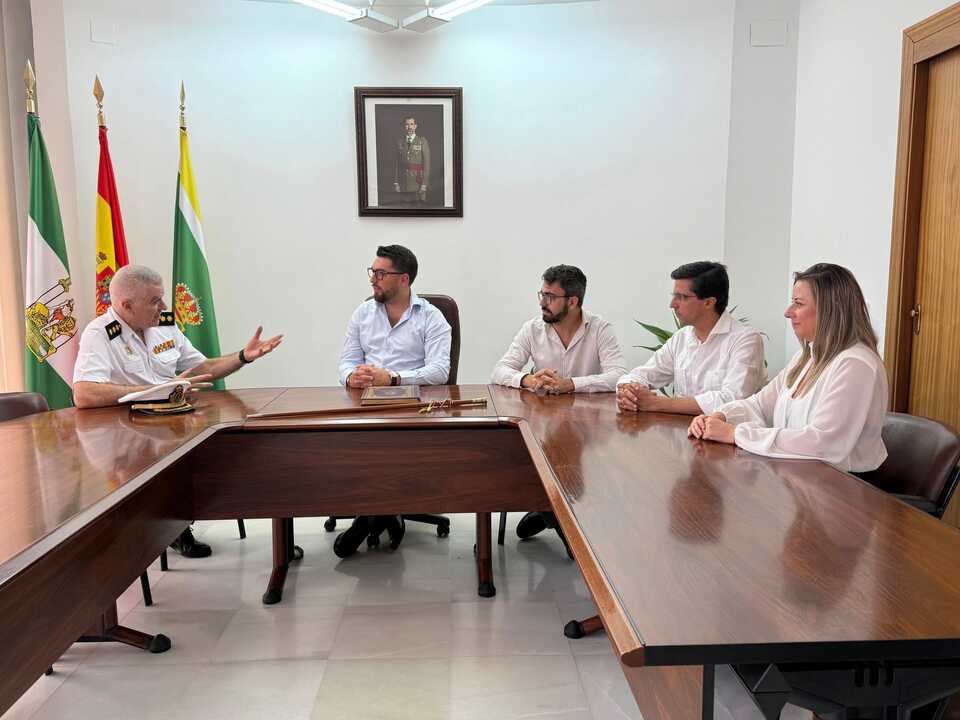 Visita del Subdelegado de Defensa a Higuera de la Sierra. Fuente: Ayto. Higuera