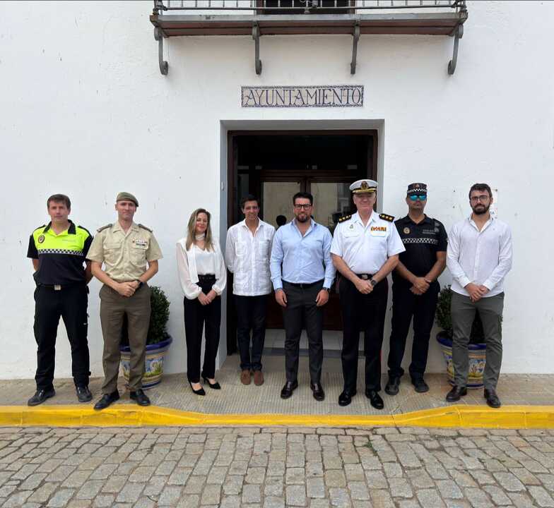 Visita del Subdelegado de Defensa a Higuera de la Sierra. Fuente: Ayto. Higuera