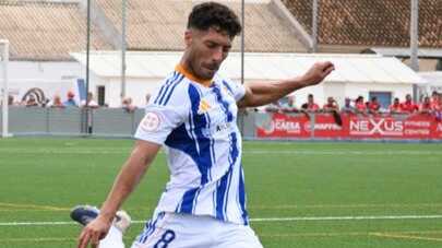 Pepe Mena ejecutando un tiro libre. Fuente: X Recreativo