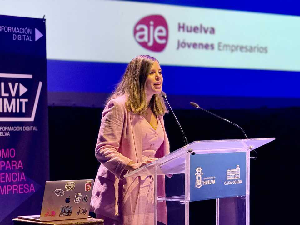 Cinta Martínez, presidenta de AJE-Huelva en su intervención