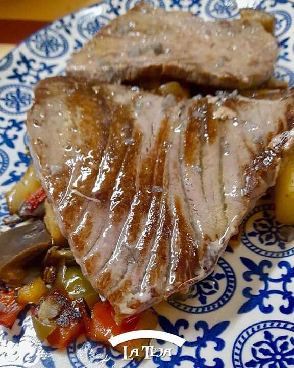 Atún a la plancha con verduras de temporada salteadas. La Teja