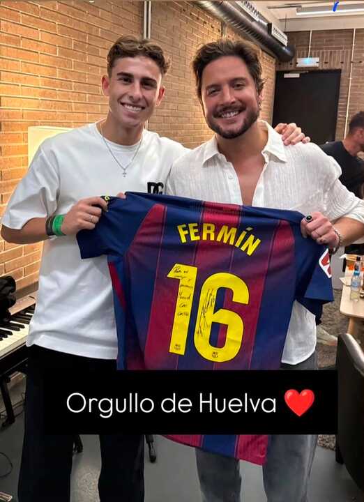 Fermín López regala su camiseta firmada a Manuel Carrasco. Fuente: Facebook de El Mar de Isla Cristina