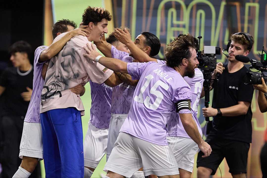 Chuli celebrando con su equipo un gol de su presidente Plex. Fuente: X Chuli