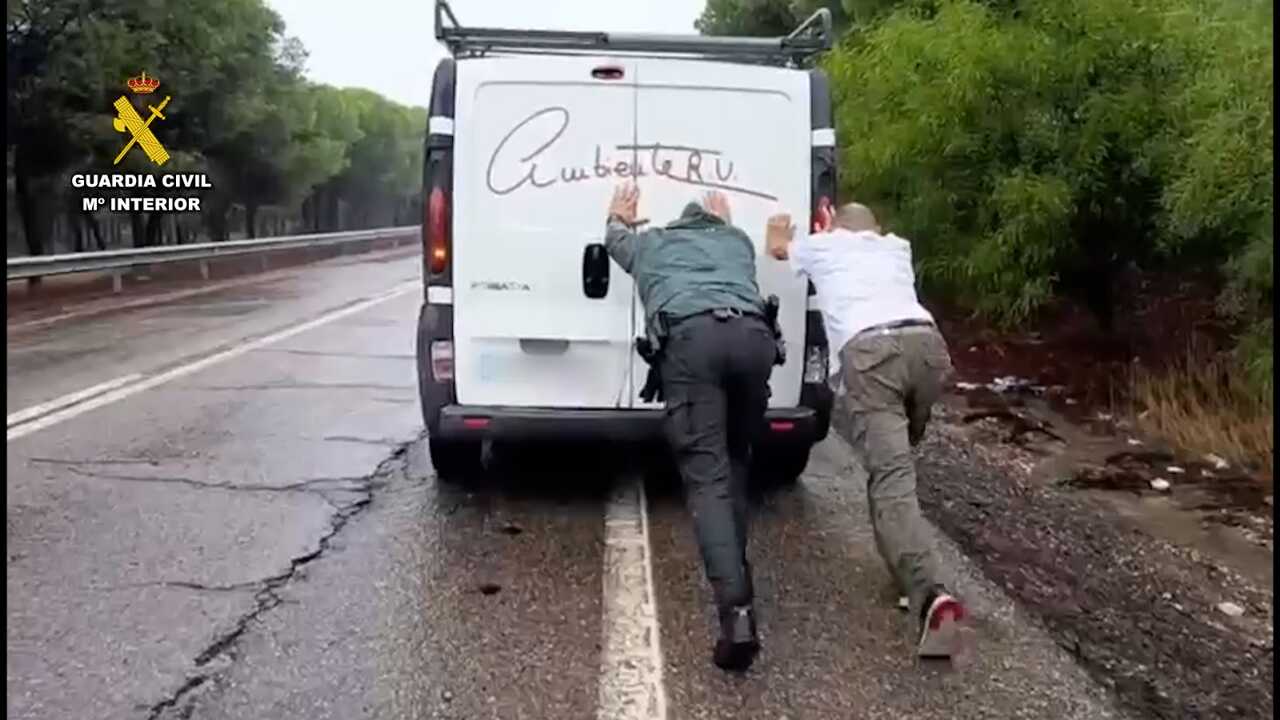 La Guardia Civil actuando el pasado miércoles tras el temporal en la provincia. Fuente: Guardia Civil