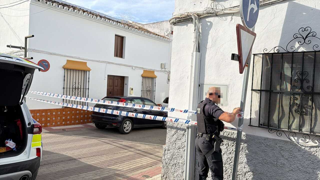 La Policía Local de Almonte cortando la calle. Fuente: Facebook Policía Local de Almonte
