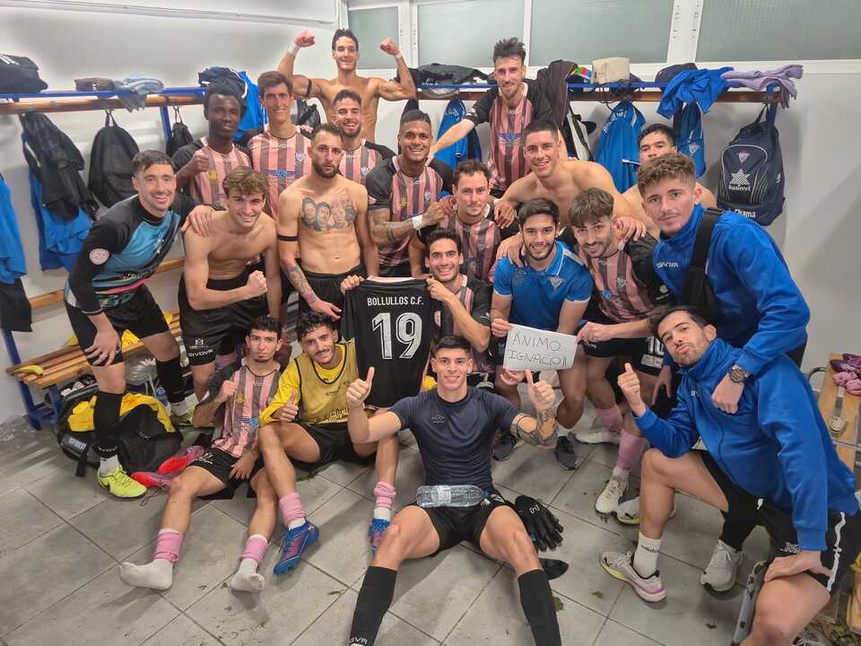 Los jugadores del Bollullos celebrando la victoria. Fuente: X Bollullos CF