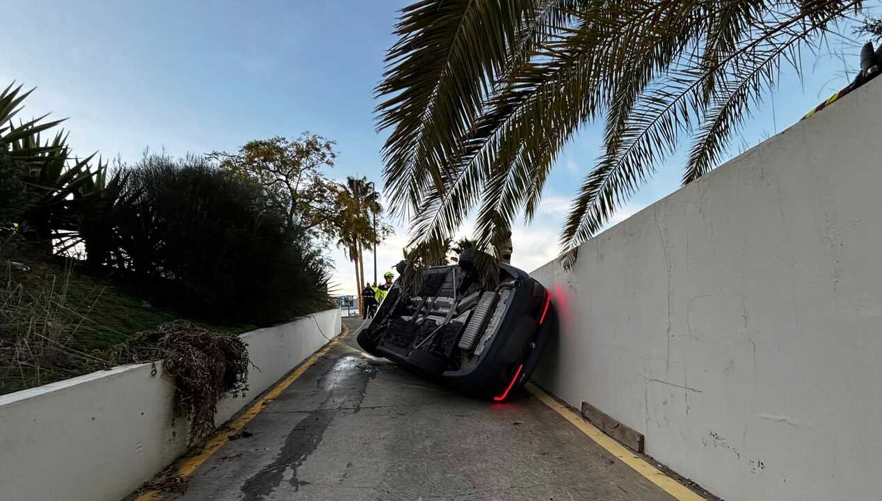 Así quedó el coche tras precipitarse