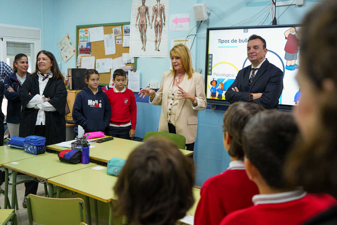 Pilar Miranda asiste al Colegio Moliere para el Programa de Prevención del Acoso Escolar. Fuente: Ayto. Huelva