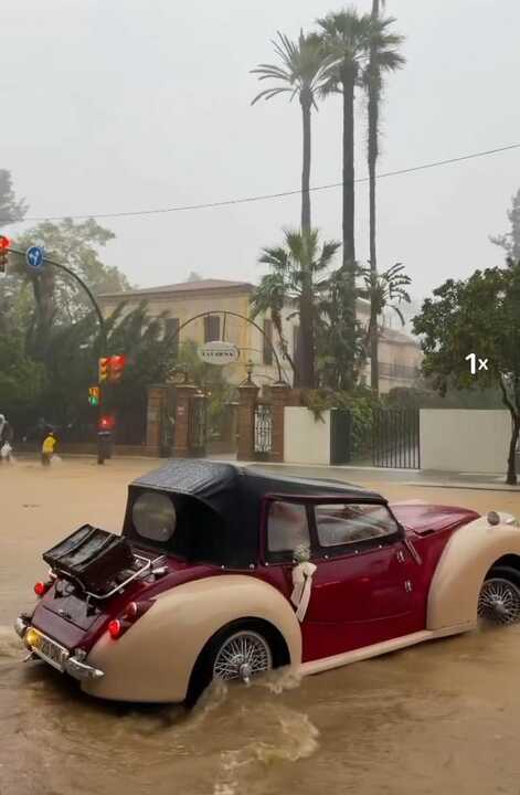 Coche de boda atrapado en El Punto. Fuente: Facebook de Eduardo Rey