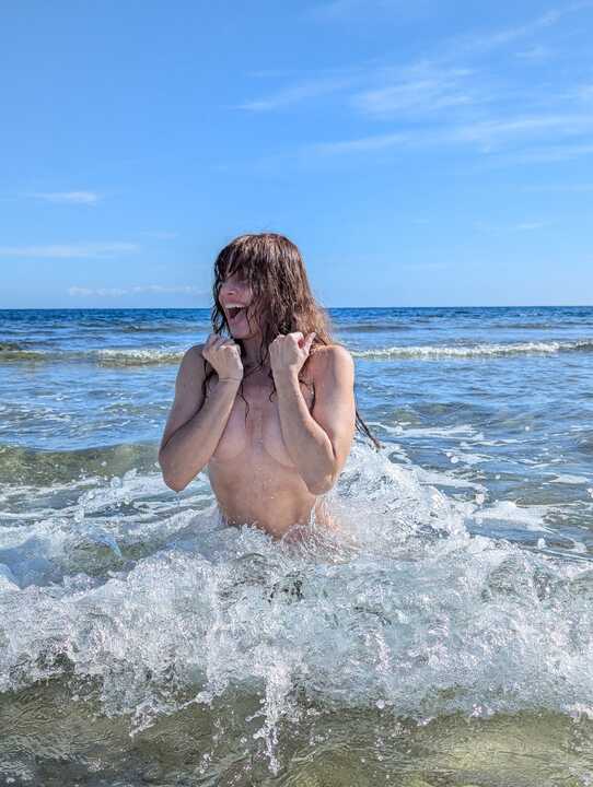 Beatriz Rico posando en una playa de Almería. Fuente: X de Beatriz Rico