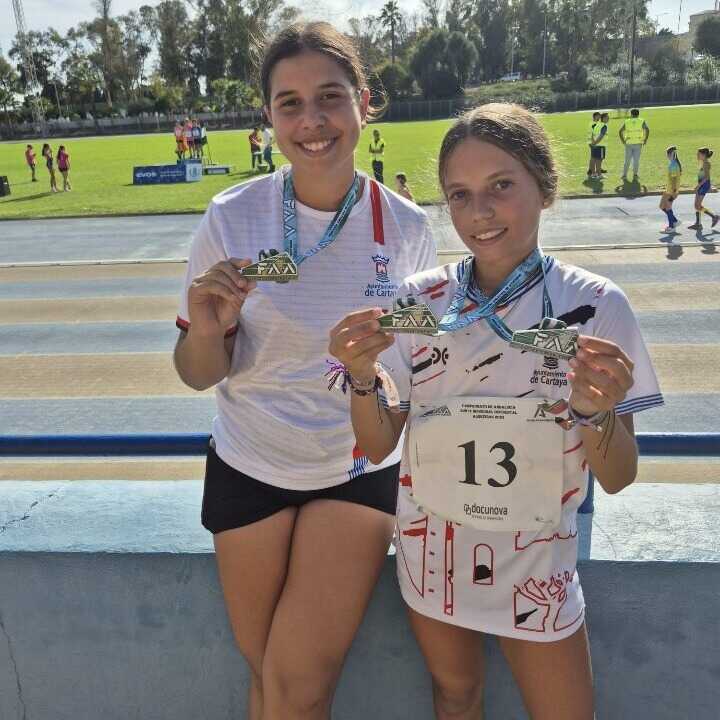 Claudia Martín y Martina Carro con sus medallas del Campeonato de Andalucía. Fuente: Facebook Ayto. Cartaya