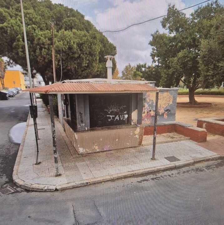 Kiosco abandonado en Pérez Cubillas. Fuente: Facebook Mariló Ponce