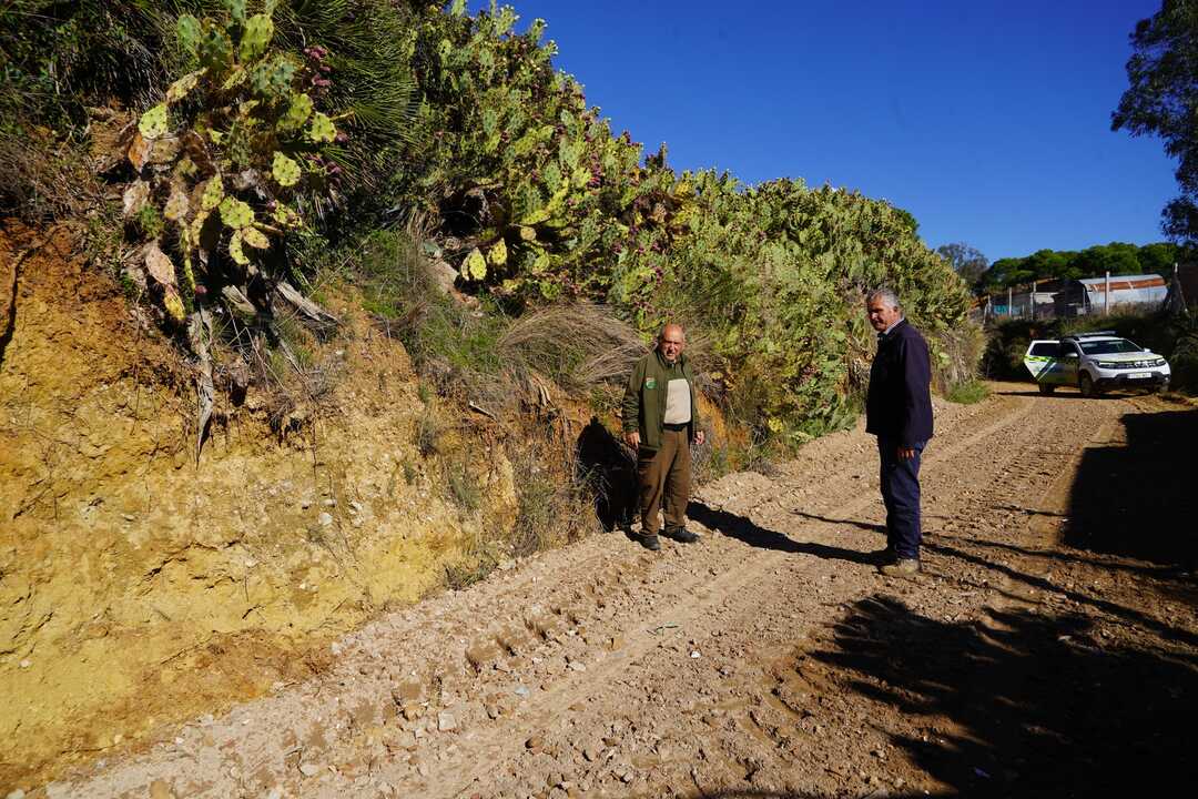 Trabajo de arreglo en los caminos dañados por la borrasca Claudia. Fuente: Ayto. Moguer