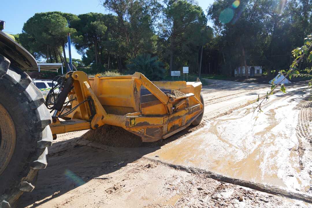 Trabajo de arreglo en los caminos dañados por la borrasca Claudia. Fuente: Ayto. Moguer