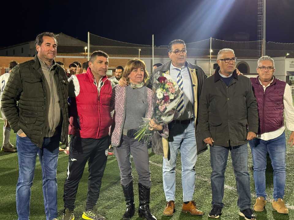 Familia Cabrera Mateos en el partido. Fuente: X Recreativo de Huelva