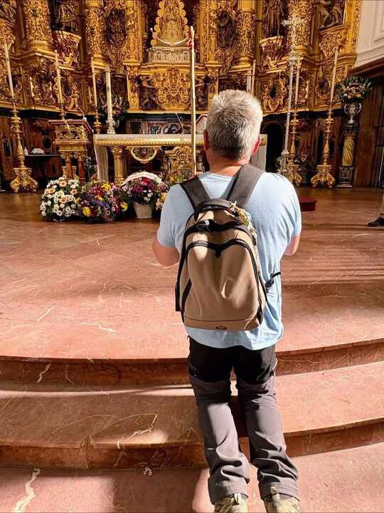 José Manuel Ansoleaga junto a la Virgen del Rocío. Fuente: Facebook Ayto. Almonte