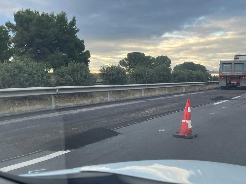 El plan de asfaltado provoca retenciones kilométricas en la A-49