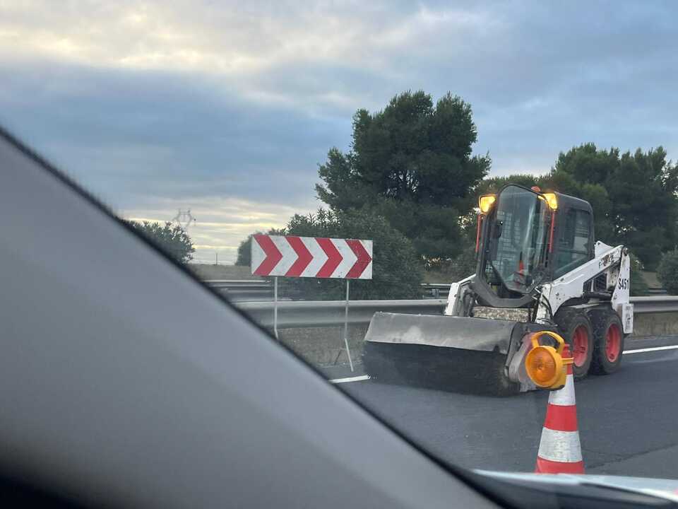 El plan de asfaltado provoca retenciones kilométricas en la A-49
