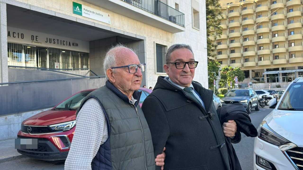 El padre de la víctima con el abogado
