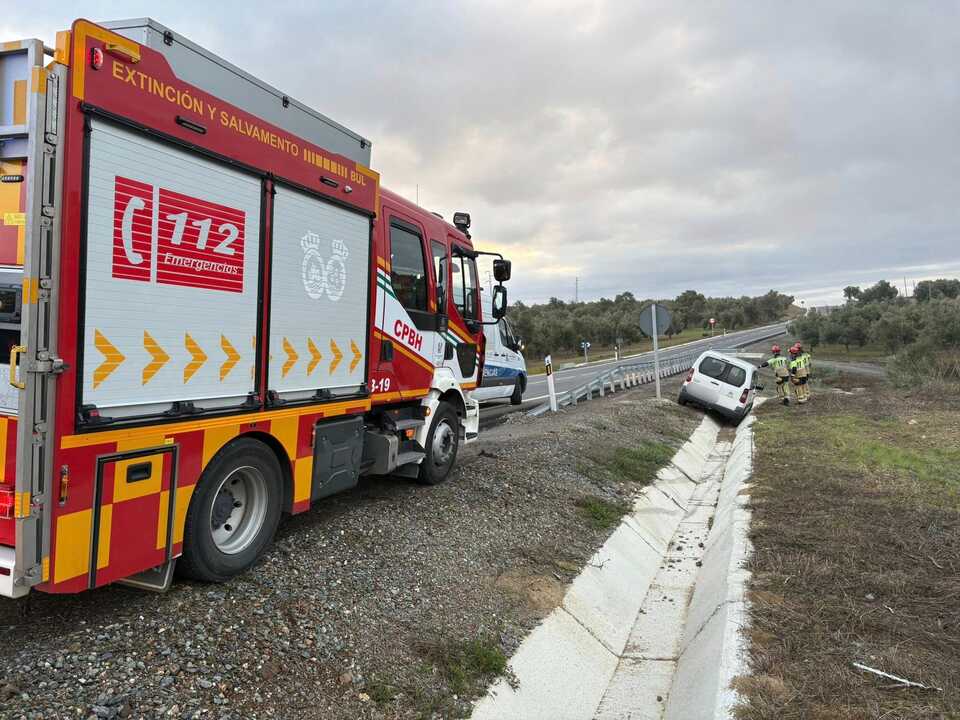 Así quedó uno de los vehículos tras el accidente en la HU-3107, cerca de Clarines. Fuente: Facebook Sab Bomberos Huelva Provincia