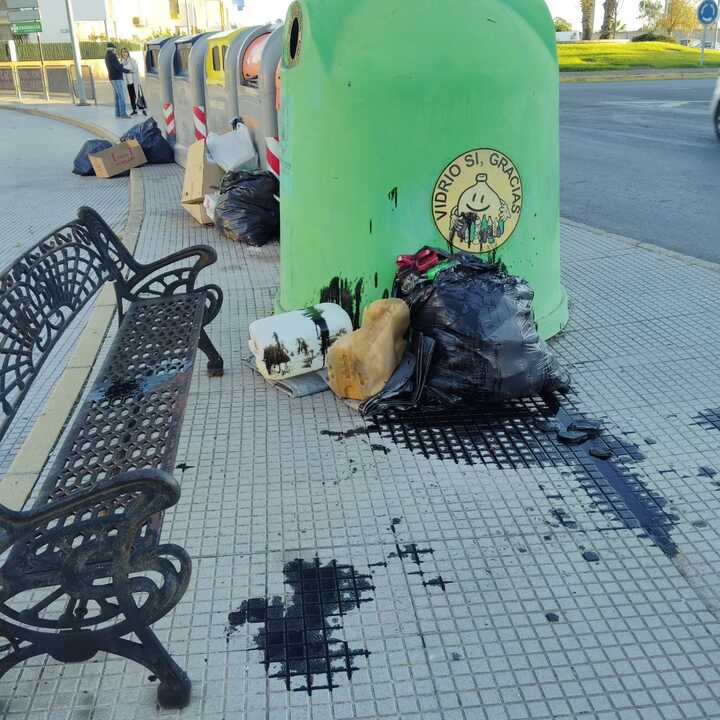 Vertido en la Avenida Narciso Martín Navarro, en Ayamonte. Fuente: Facebook Policía Local de Ayamonte