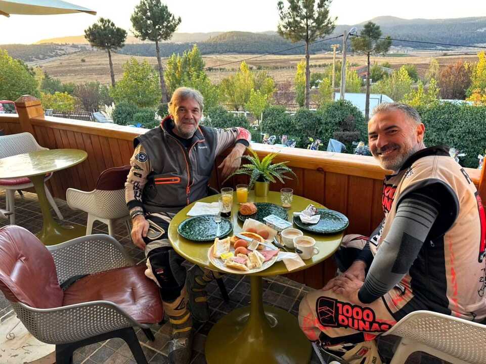 Fernando Carlos López Ramos y Miguel Ángel Fernández Valladolid en el rally 1.000 Dunas. Fuente: Facebook Ayto. Almonte