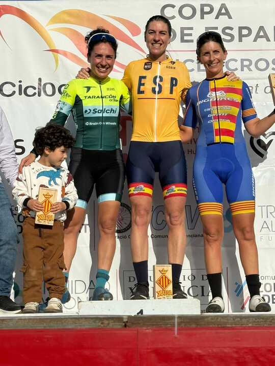 Isabel Borrero en el podio. Fuente: Facebook Ayto. Valverde