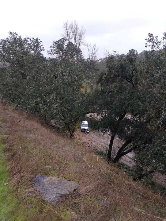 Vehículo tras salirse de la vía en La Nava. Fuente: Facebook Sab Bomberos Huelva Provincia