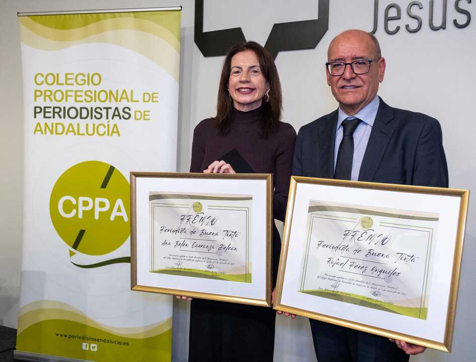 Ana Belén Carranza y Rafael Pérez Unquiles junto a sus premios. Fuente: Diputación de Huelva