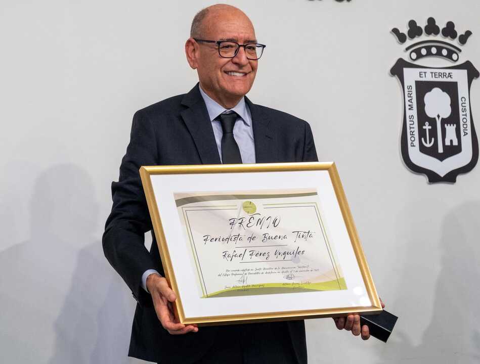 Rafael Pérez Unquiles junto a su Premio Buena Tinta. Fuente: Diputación de Huelva
