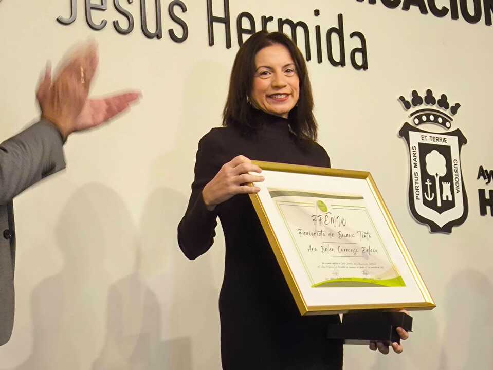 Ana Belén Carranza junto a su Premio Buena Tinta 2025. Fuente: Delegación del Gobierno de la Junta de Andalucía en Huelva