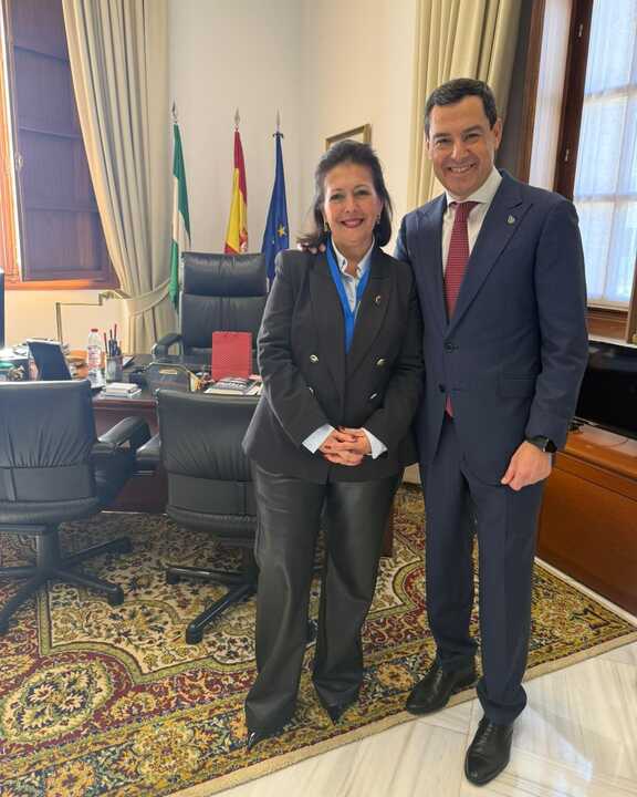 Juanma Moreno junto a Joaquina del Valle. Fuente: Facebook Ayto. Hinojos