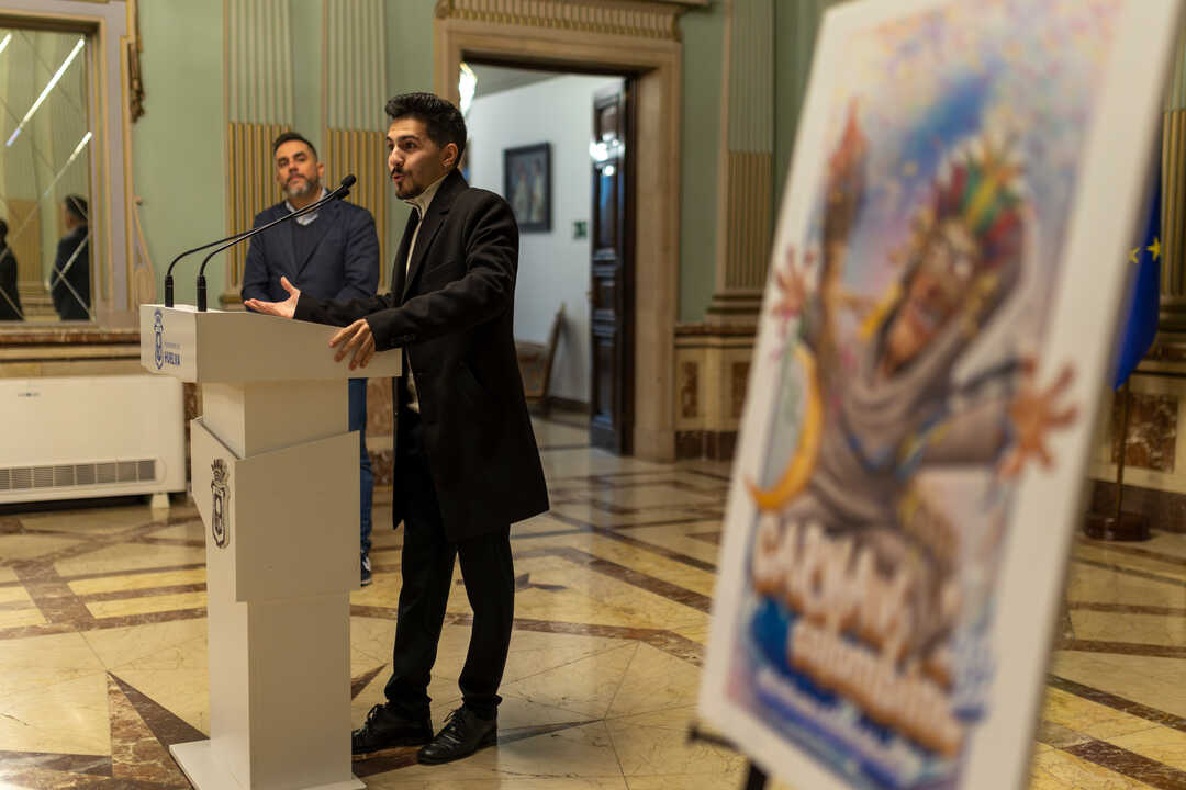 Andrés Damota en la presentación de su cartel para el Carnaval. Fuente: Ayto. Huelva
