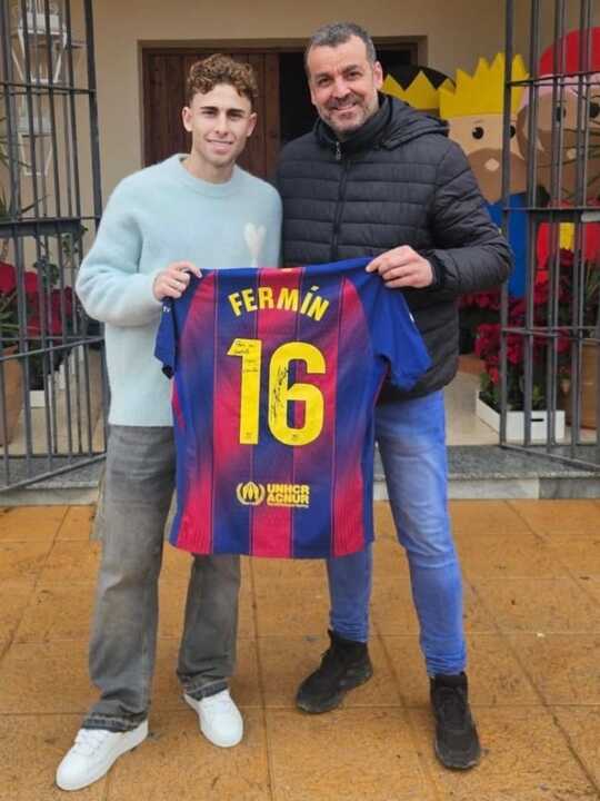 Fermín López regala su camiseta firmada a su pueblo. Fuente: Facebook Ayto. El Campillo