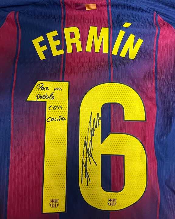 Fermín López regala su camiseta firmada a su pueblo. Fuente: Facebook Ayto. El Campillo