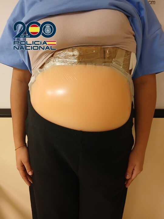 Barriga artificial que ocultaba la droga dentro. Fuente: X Policía Nacional