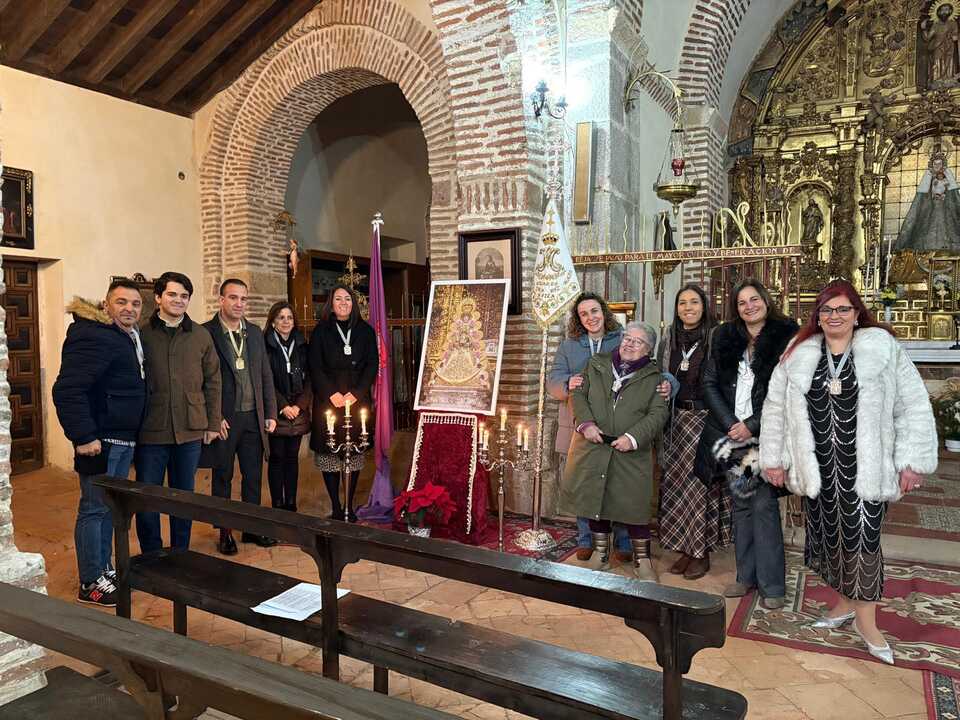 Integrantes de la Hermandad del Rocío de Ávila junto con el pregonero