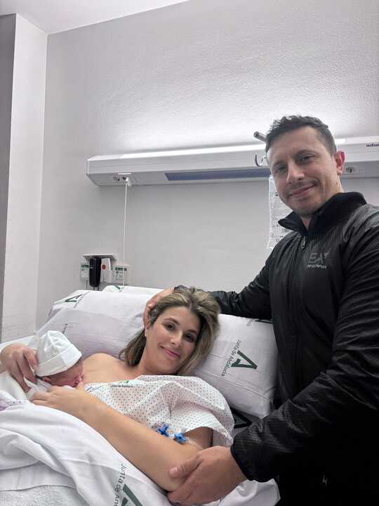 Los padres posan con la pequeña