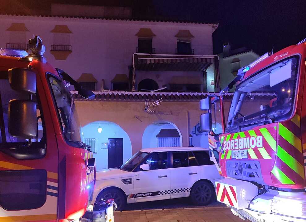 Bomberos ante la vivienda incendiada en Matalascañas