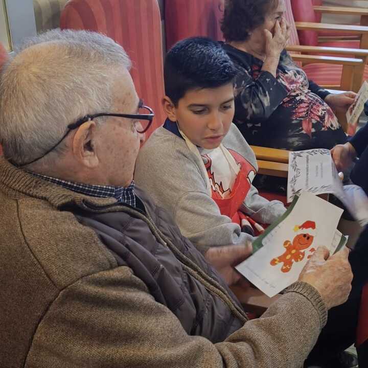 Los más pequeños acercan la Navidad a los mayores en Isla Cristina. Fuente: Ayto. Isla Cristina