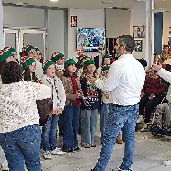 Los más pequeños acercan la Navidad a los mayores en Isla Cristina. Fuente: Ayto. Isla Cristina