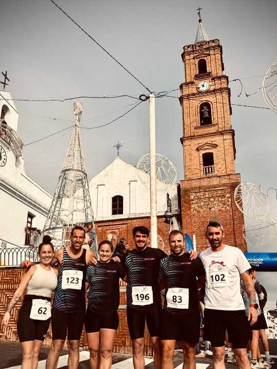 Emilio Martín junto a su equipo en la carrera de Villanueva de Castillejos. Fuente: Facebook Emilio Martín